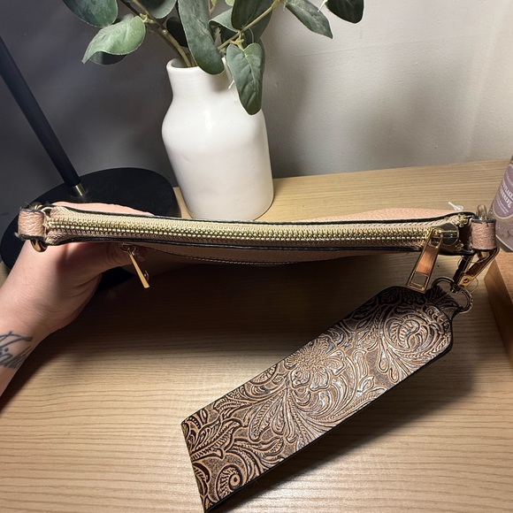 Cato wristlet NWOT - Picture 4 of 6